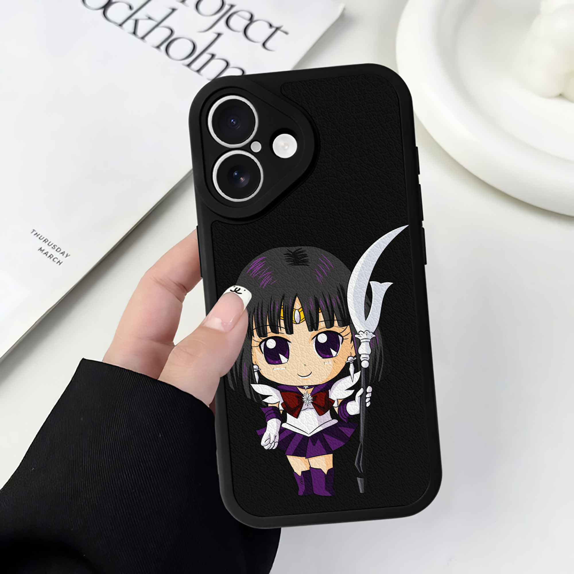 （画像用） 美少女戦士セーラームーン 土萠ほたる Sailor Moon Tomoe Hotaru （セーラーサターン；Sailor Saturn） 【iPhone 16シリーズ対応】シリコンスマホケース（レザー調） 材質：シリコン